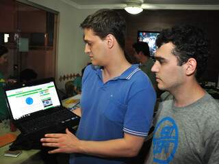 Estevão e Murilo mostram página do Foursquare Brasil.