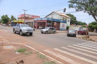 Caminh&atilde;o arranca sem&aacute;foro na entrada das Moreninhas e complica tr&acirc;nsito