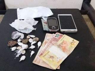 Trouxinhas de maconha, papelotes de cocaína, dinheiro e celulares apreendidos na casa (Foto: Osvaldo Duarte/Dourados News)