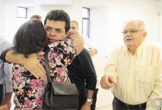 Prefeito cumprimenta dirigente de entidade durante assinatura de convênio (Foto: Divulgação/Denilson Secreta)