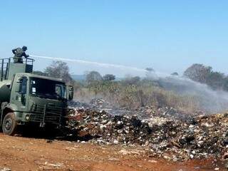 Exército trabalha na contenção das chamas no lixão (Foto: Giselli Figueiredo)