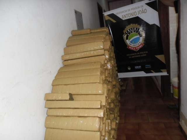 Carga de 940 kg de maconha  &eacute; achada em picape