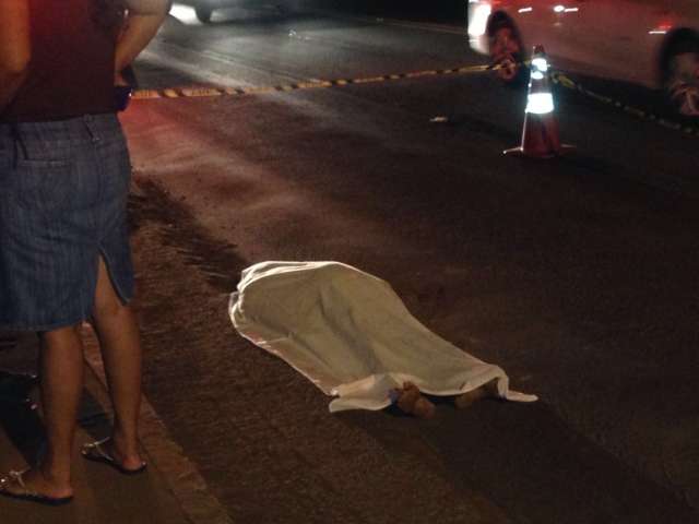Pedestre morre atingida por caminh&atilde;o ap&oacute;s se desequilibrar e cair na pista 