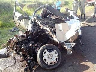 O carro ficou totalmente destruído (Foto: Ivi Notícias)