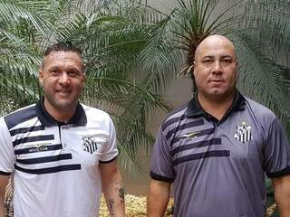 Na esquerda o gerente de futebol do Operário, Rodrigo Gral ao lado do novo técnico do time, Arilson Costa (Foto: Divulgação)