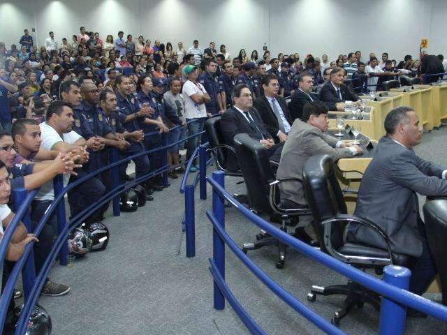 Sindicatos se re&uacute;nem para discutir novo reajuste e poss&iacute;vel greve geral