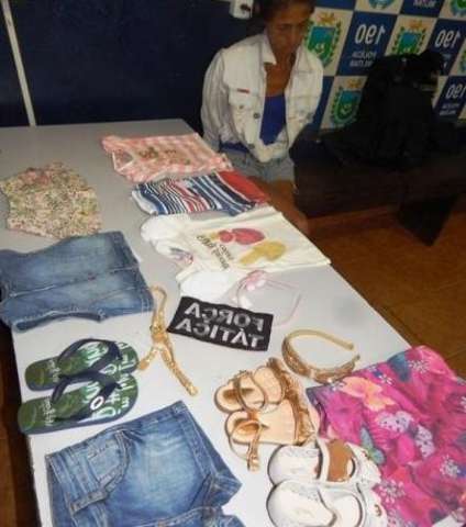 Mulher &eacute; presa com diversas pe&ccedil;as de roupa infantil furtadas 