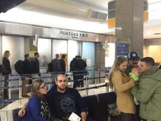 Passageiros aguardando no no saguão do aeroporto. (Foto: Direto das Ruas) 