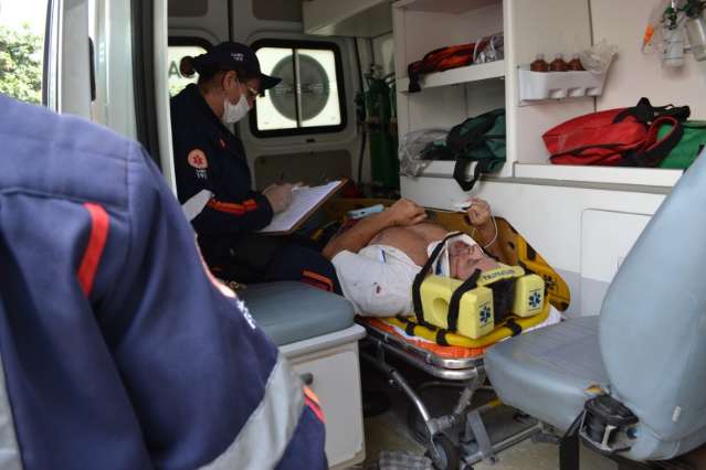 Motocicleta em alta velocidade bate e capota carro no Santa Em&iacute;lia