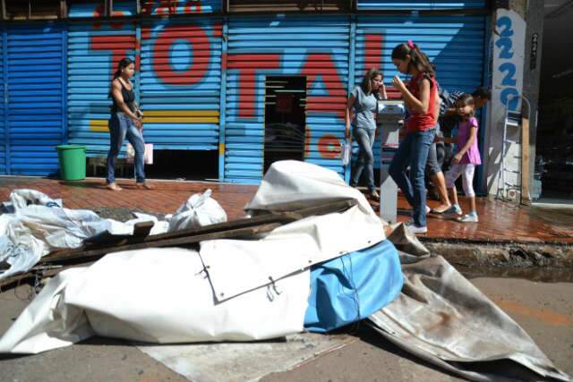  Comerciantes retiram fachadas &agrave;s pressas para se regularizar