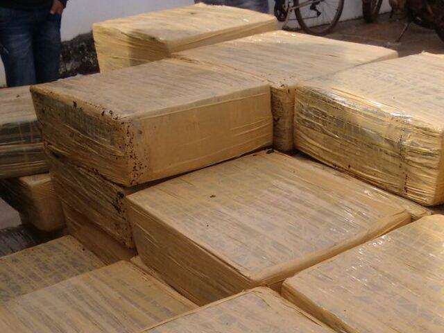 Caminh&atilde;o com placa de Campo Grande transportava 2.700 quilos de maconha