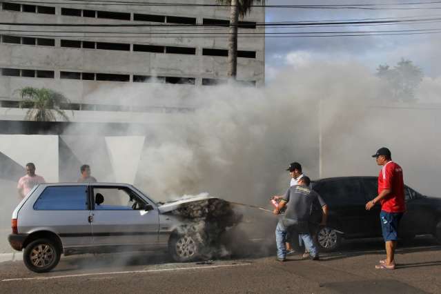 Carro pega fogo no centro e ajuda impede destrui&ccedil;&atilde;o 