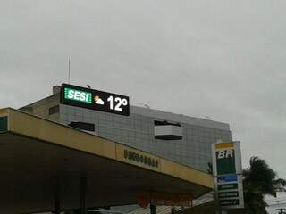 Termômetro da Fiems marca a mínima registrada neste sábado no Centro da Capital (Foto: Sidnei Cardoso)