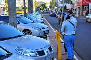 Achar uma vaga para estacionar no centro de Dourados é um martírio e comerciantes querem ampliação da área de parquímetro (Foto: Eliel Oliveira)