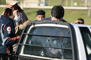 Marcas dos disparos ficaram no vidro traseiro do veículo (Foto: Cleber Gellio)
