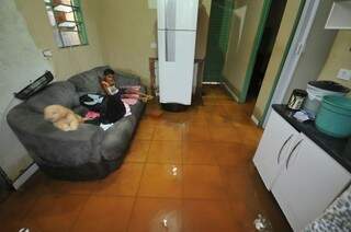 Na casa de Lisandra, água danificou móveis. (Foto: Alcides Neto)