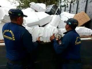 Policiais apreenderam 5,6 toneladas de maconha e meio quilo de haxixe em caminhão. (Foto: BPMRv/Reprodução)