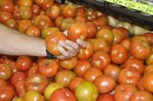 Com tomate e banana mais caros, cesta b&aacute;sica sobe 4,62% e custa R$ 363