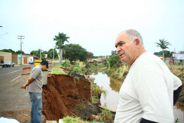 Obra atrasa e chuva "insignificante" amplia eros&otilde;es ao longo de avenida