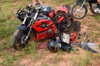 Motocicleta ficou parcialmente destruída em decorrência do acidente. (Foto: Ivinoticias/Reprodução)