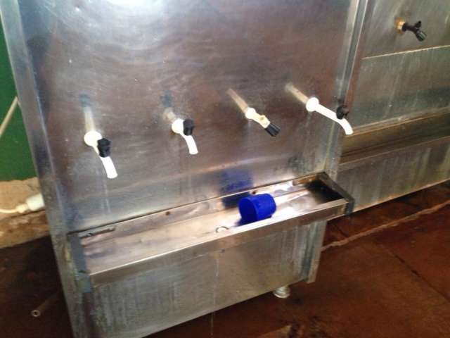 Vereador denuncia descaso em escola ap&oacute;s flagar entulho e bebedouros sujos