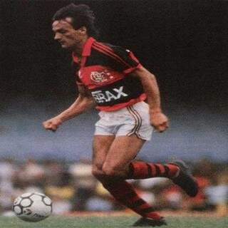Leandro se destacou pelo Flamengo ao lado de Zico (Foto: Divulgação)
