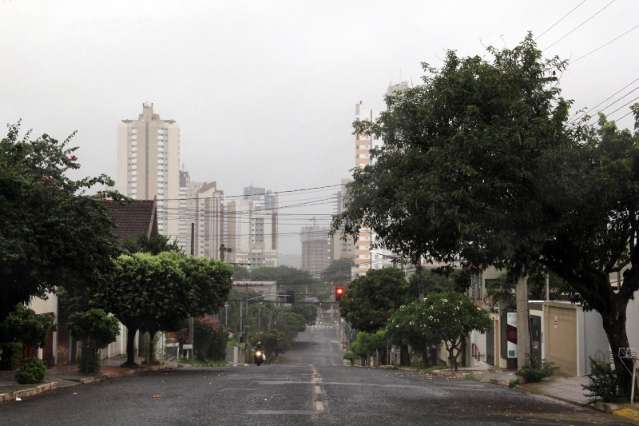 Após sábado chuvoso, instabilidade continua neste domingo com máxima de 27°C