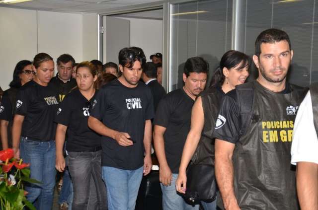 Pol&iacute;cia Civil encerra greve depois de nova negocia&ccedil;&atilde;o com governo