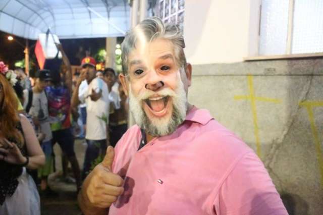 Carnaval em boate sertaneja famosa distribui m&aacute;scara com piada sobre alcoolismo 