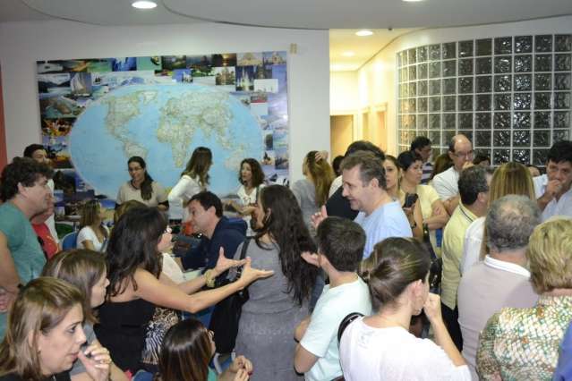 Pais se aglomeram em frente a ag&ecirc;ncia para discutirem problema em voo