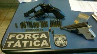 Parte das armas estavam em armário e bolsa no bairro Zé Pereira. (Foto: Divulgação/10° BPM)