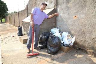 O zelador Marco Aurélio Gomes procura organizar o lixo na calçada, mas reclama dos moradores de rua que abrem os sacos. (Foto:Fernando Antunes)