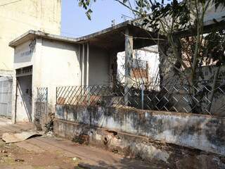Casa abandonada fica na rua Engenheiro Roberto Mange, no bairro Amambai. (Foto: Elverson Cardozo)