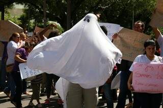 Um dos trabalhadores se vestiu de fantasma para protestar contra irregularidades (Foto: Marcos Ermínio)