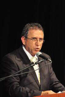 Edson Giroto discursou em nome dos deputados federais eleitos. (João Garrigó).
