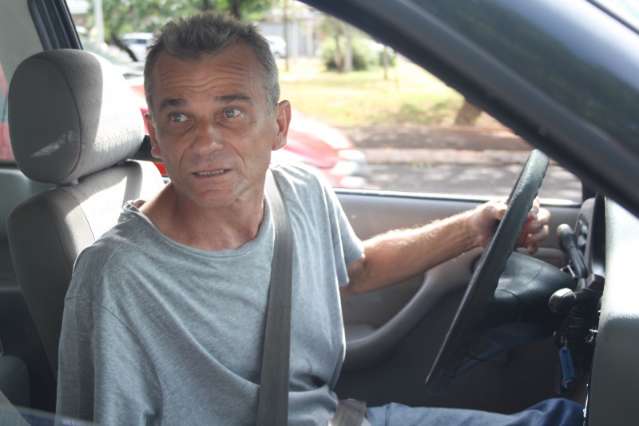Sem&aacute;foros s&atilde;o mal colocados e motorista reclama da visibilidade
