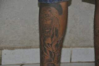 Jovem tem três tatuagens de palhaço que no mundo do crime significa matador de policiais. (Foto: Marcelo Calazans)