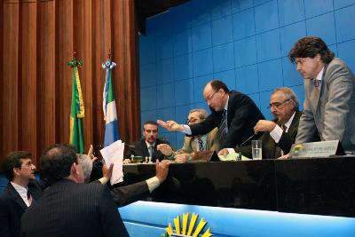  Projetos e vetos do Executivo adiam por um dia recesso na Assembleia Legislativa