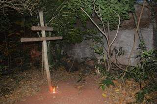 Do lado de fora, há uma cruz de caravaca e durante o trabalho velas são acesas nos pés. (Foto: Willian Leite)  