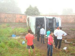 Ônibus capotou e três pessoas morreram. (Foto: Osvaldo Duarte)
