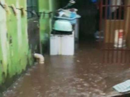 Vídeo mostra casa alagada pela chuva na Avenida Interlagos 