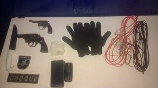 Armas, luvas e objetos que seriam usados durante o sequestro (Foto: divulgação/Batalhão de Choque) 