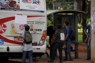 Estudantes colaram cartazes na parte de trás dos ônibus (Foto: Marcos Ermínio)
