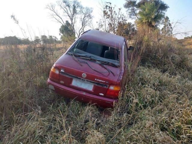 Ap&oacute;s persegui&ccedil;&atilde;o, traficante sai da pista, bate carro em barranco e &eacute; preso