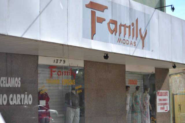  Aos prantos, comerciante &eacute; despejada de loja que funcionava h&aacute; 12 anos no Centro
