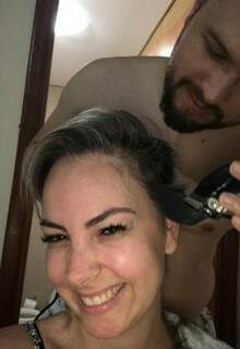 Cleber raspando os cabelos de Cláudia (Foto: Arquivo pessoal)
