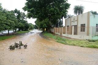 Rua que fica ao lado da principal recebe a água da chuva e inunda. (Foto: Gerson Walber)
