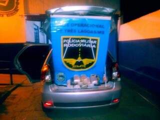 Pol&iacute;cia encontra R$ 228 mil em pasta base de coca&iacute;na no fundo falso de ve&iacute;culo