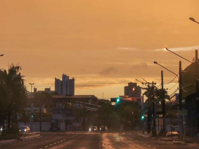 Massa de ar tropical mant&eacute;m calor&atilde;o com pancadas de chuva 