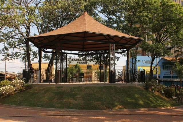 Homens s&atilde;o flagrados fazendo sexo em banheiro de pra&ccedil;a e agridem guarda a socos